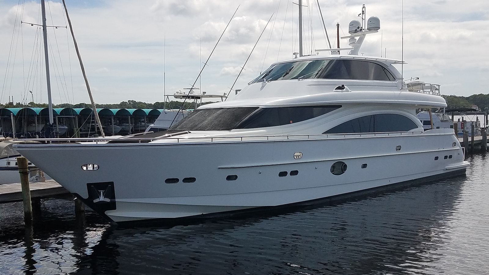 Horizon motor yacht Lucky Dog for sale